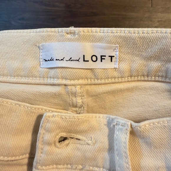 LOFT 98% Cotton Curvy Frayed High Rise Skinny Jeans in White - Picture 3 of 5